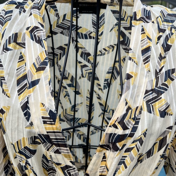 BCBGMAXAZRIA Womens
Floral Print V-Neck Top Blouse - Picture 4 of 9